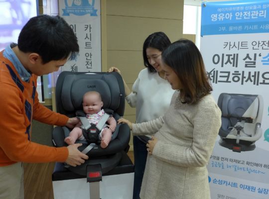 순성 안전 클래스 중 산모의 카시트 체험 모습 순성 안전 클래스 중 산모의 카시트 체험 모습
