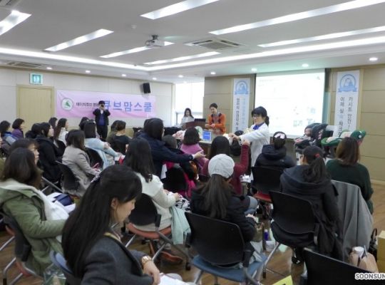 안전 클래스를 듣고 있는 산모들의 모습_3 안전 클래스를 듣고 있는 산모들의 모습_3