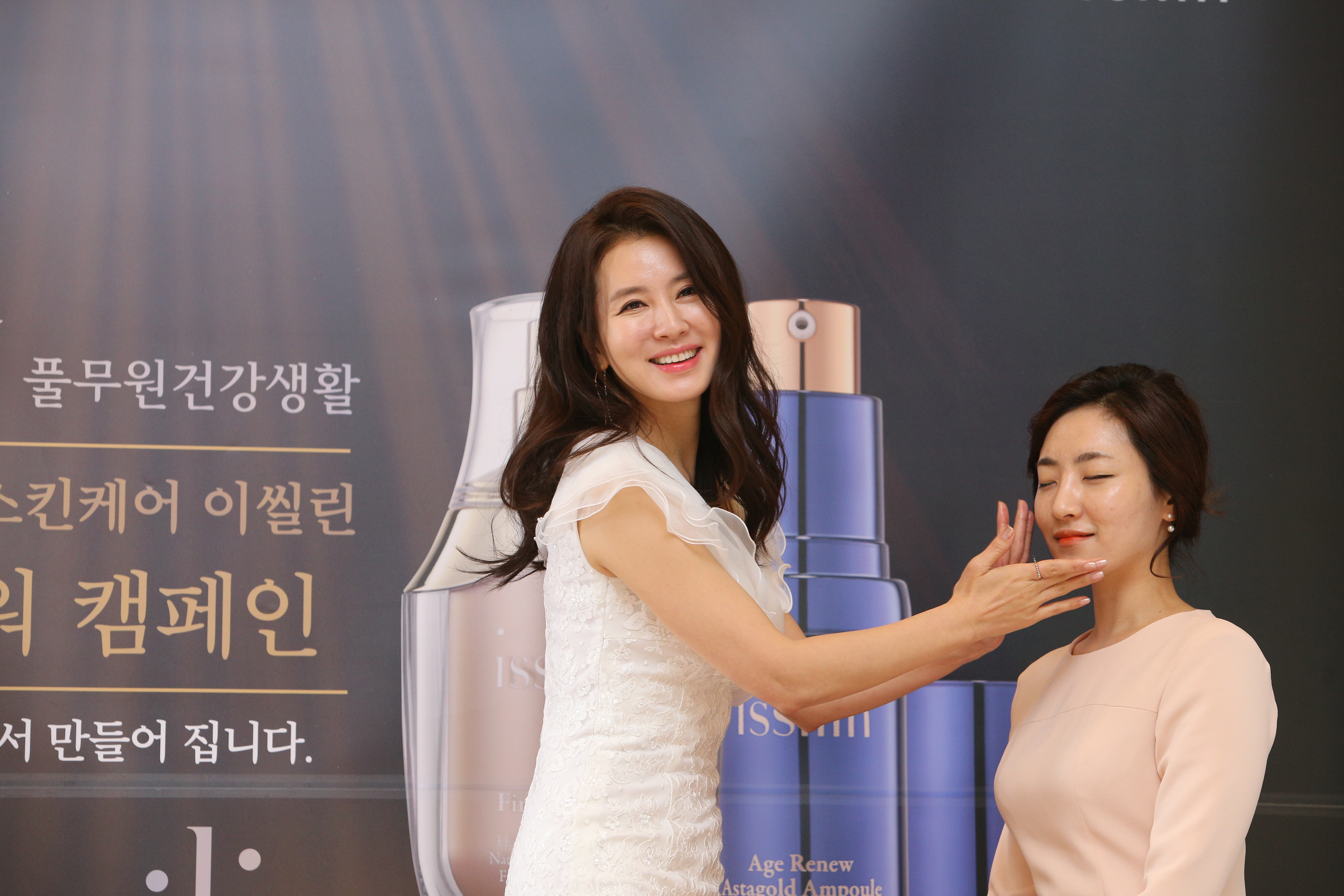 사진행사_소비자 제품시연하는 이일화